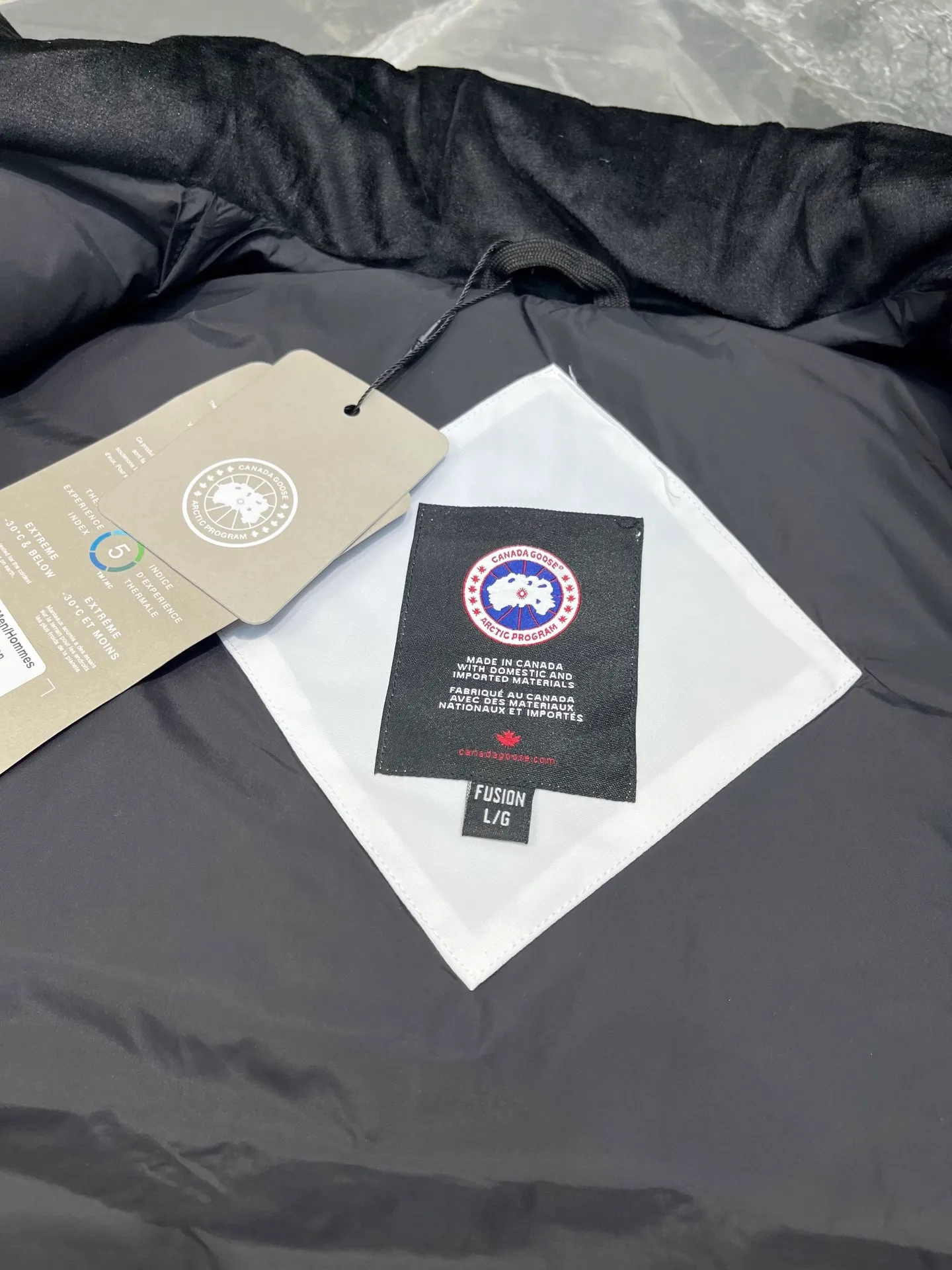 P380 🇨🇦Canada Goose""🇨🇦🌟 (pure white, non-returnable) Garson down vest has always been recognized as the warmest down jacket. Various Instagram celebrities, Internet celebrities, and celebrities often wear it for street photos. I make Canada Goose every year, but I still can't get rid of my love for it. No matter how cold the days are, there is no need to be afraid, because there is! Filled with 90% white duck down, it is the legendary warmest down jacket and is known as a must-have for Arctic outdoor sports! The most popular down jacket in the world, celebrities are rushing to buy it, it is a must-have!  Size: XS to 2XL